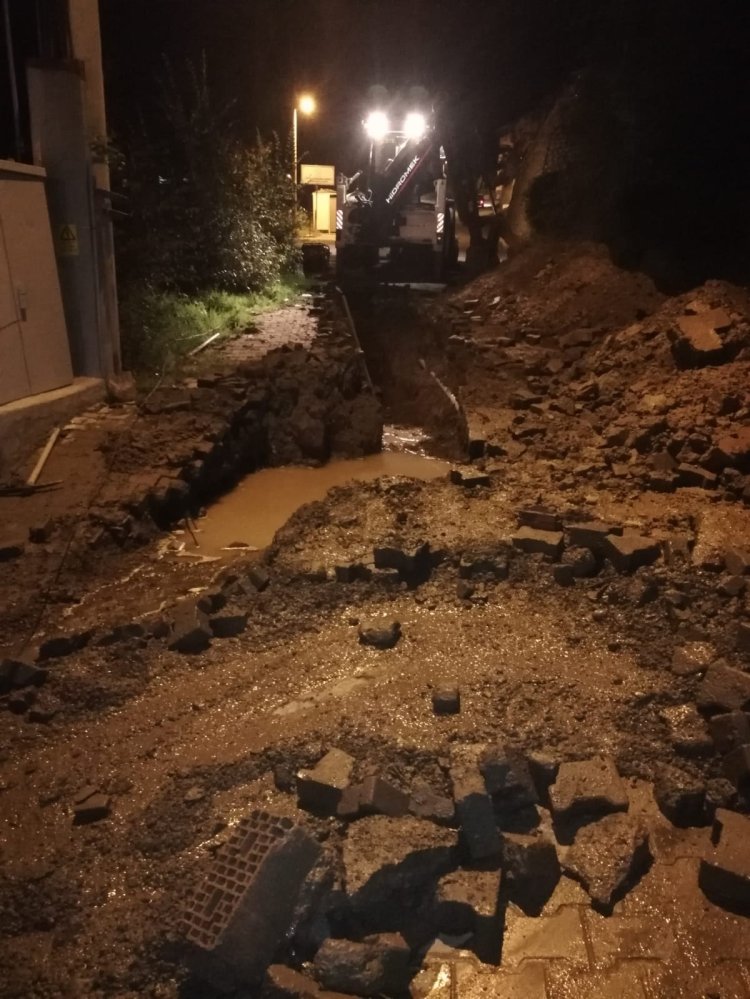 BELDEMİZDE ANAHATTA SU PATLAĞINA EKİPLERİMİZ ANINDA MÜDAHALE EDİYOR...