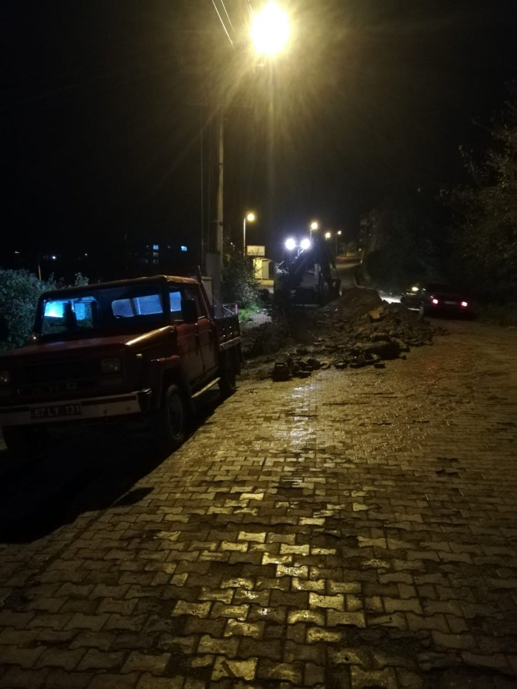 BELDEMİZDE ANAHATTA SU PATLAĞINA EKİPLERİMİZ ANINDA MÜDAHALE EDİYOR...