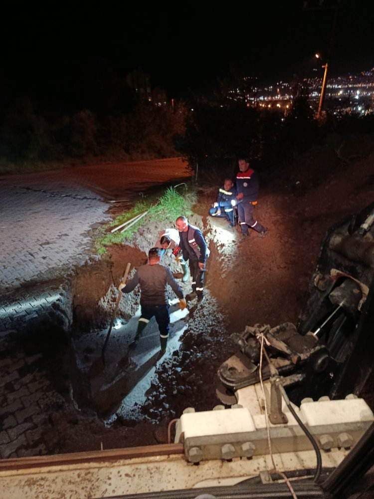 BELDEMİZDE ANAHATTA SU PATLAĞINA EKİPLERİMİZ ANINDA MÜDAHALE EDİYOR...