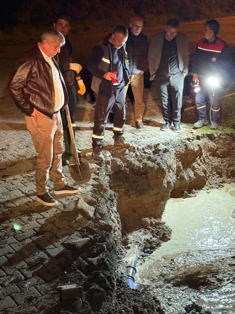 BELDEMİZDE ANAHATTA SU PATLAĞINA EKİPLERİMİZ ANINDA MÜDAHALE EDİYOR...