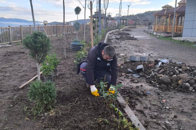 Gülüç Belediyesi Millet Bahçemizde çiçeklendirme ve peyzaj çalışmalarımız aralıksız devam ediyor.
