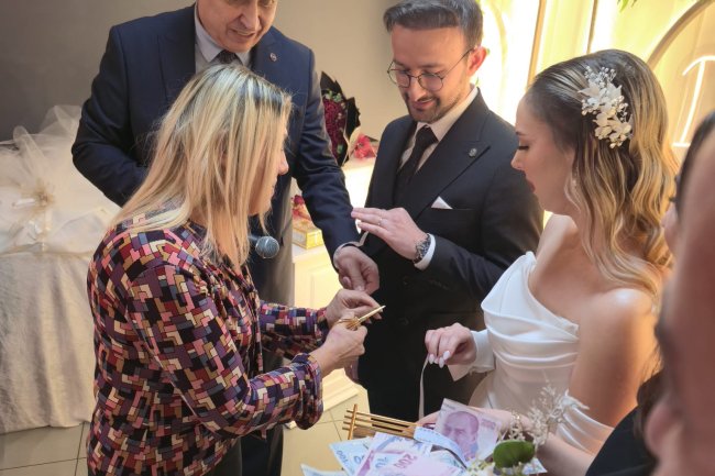 GENÇ ÇİFTİMİZE BİR ÖMÜR BOYU MUTLULUKLAR DİLERİZ...