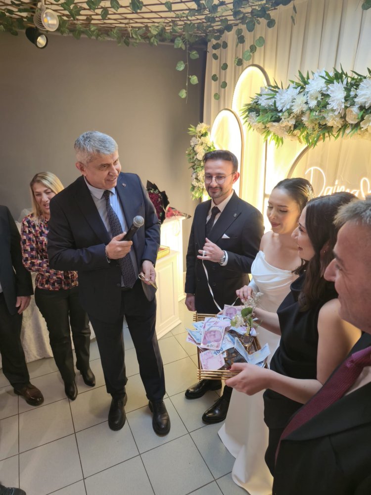 GENÇ ÇİFTİMİZE BİR ÖMÜR BOYU MUTLULUKLAR DİLERİZ...