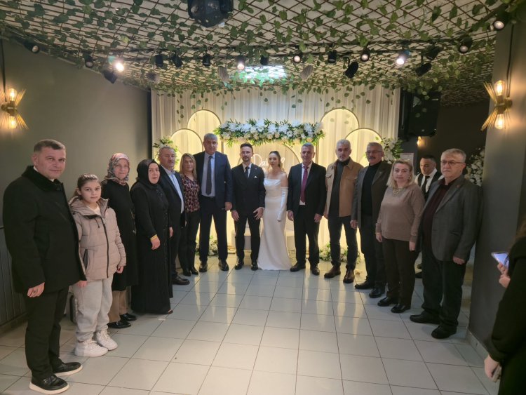 GENÇ ÇİFTİMİZE BİR ÖMÜR BOYU MUTLULUKLAR DİLERİZ...