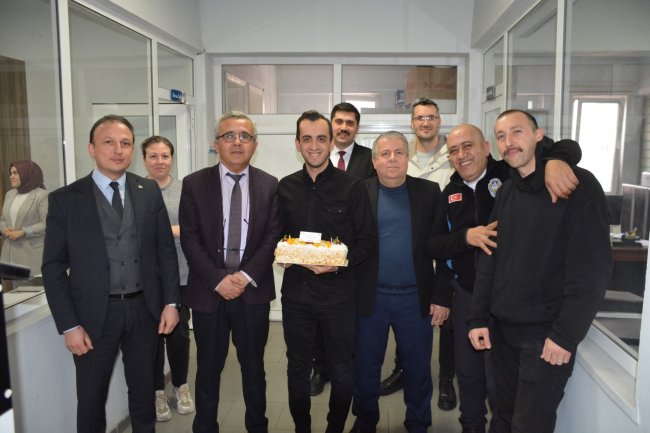 BELEDİYE BAŞKANIMIZ SADIK RECEP KARA PERSONELİMİZ YUSUF KARAKUYUNUN DOĞUM GÜNÜNÜ UNUTMADI...