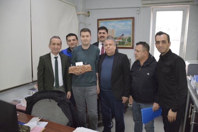 BELEDİYE BAŞKANIMIZ SADIK RECEP KARA BELEDİYE PERSONELİMİZ SALİH ÇAKIR'IN DOĞUM GÜNÜNÜ UNUTMADI....