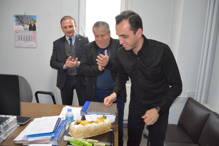 BELEDİYE BAŞKANIMIZ SADIK RECEP KARA PERSONELİMİZ YUSUF KARAKUYUNUN DOĞUM GÜNÜNÜ UNUTMADI...