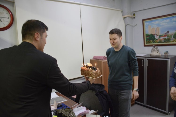 BELEDİYE BAŞKANIMIZ SADIK RECEP KARA BELEDİYE PERSONELİMİZ SALİH ÇAKIR'IN DOĞUM GÜNÜNÜ UNUTMADI....