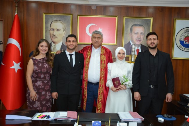 GENÇ ÇİFTİMİZE BİR ÖMÜR BOYU MUTLULUKLAR DİLERİZ..