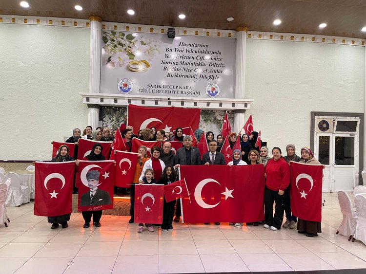 ŞANLI TÜRK BAYRAĞIMIZ İÇİN EL ELE