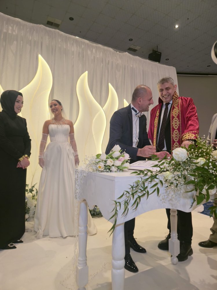 GENÇ ÇİFTİMİZE BİR ÖMÜR BOYU MUTLULUKLAR DİLERİZ