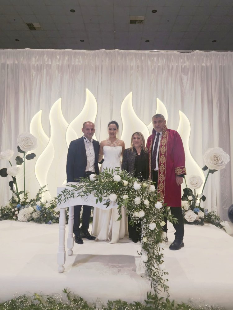 GENÇ ÇİFTİMİZE BİR ÖMÜR BOYU MUTLULUKLAR DİLERİZ