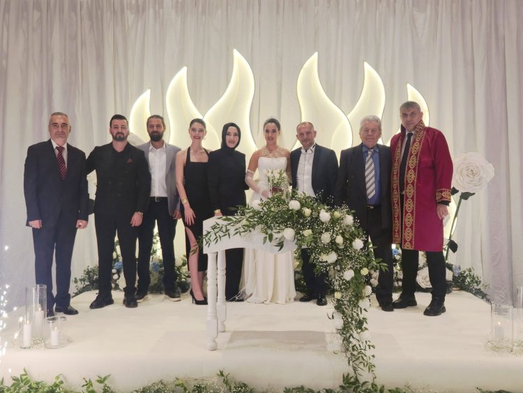 GENÇ ÇİFTİMİZE BİR ÖMÜR BOYU MUTLULUKLAR DİLERİZ