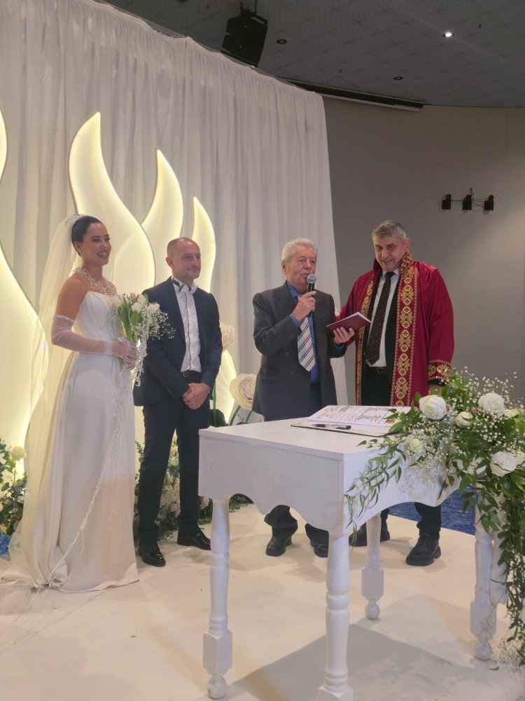 GENÇ ÇİFTİMİZE BİR ÖMÜR BOYU MUTLULUKLAR DİLERİZ