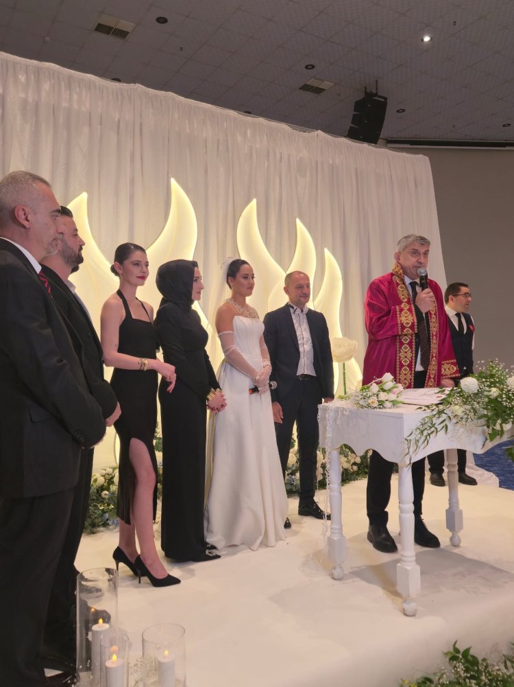 GENÇ ÇİFTİMİZE BİR ÖMÜR BOYU MUTLULUKLAR DİLERİZ