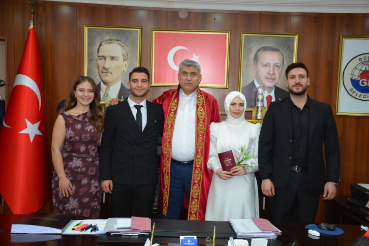 GENÇ ÇİFTİMİZE BİR ÖMÜR BOYU MUTLULUKLAR DİLERİZ..