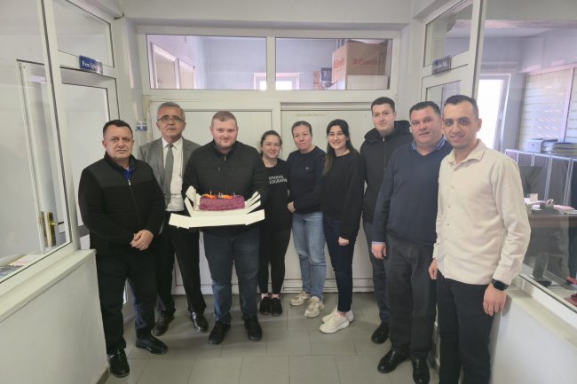 BELEDİYE BAŞKANIMIZ SADIK RECEP KARA BELEDİYE PERSONELİMİZ EMRE ONAYİNDOĞUM GÜNÜNÜ UNUTMADI...