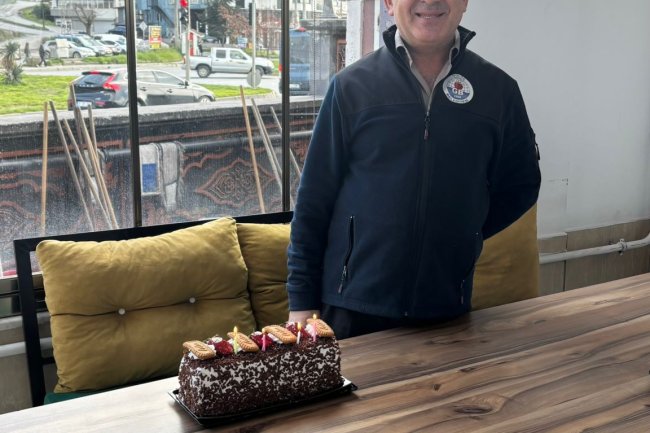 BELEDİYE BAŞKANIMIZ SADIK RECEP KARA BELEDİYE PERSONELİMİZ FİKRET ÇELEPÇİNİN DOĞUM GÜNÜNÜ UNUTMADI...