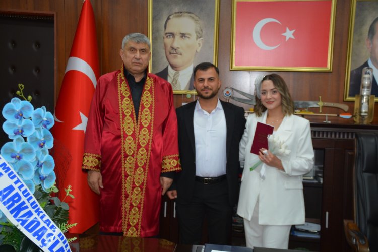 GENÇ ÇİFTİMİZE BİR ÖMÜR BOYU MUTLULUKLAR DİLERİZ...