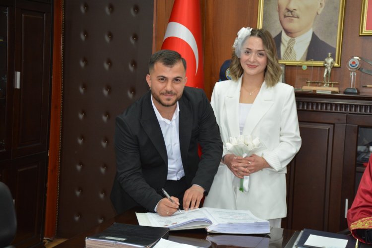 GENÇ ÇİFTİMİZE BİR ÖMÜR BOYU MUTLULUKLAR DİLERİZ...