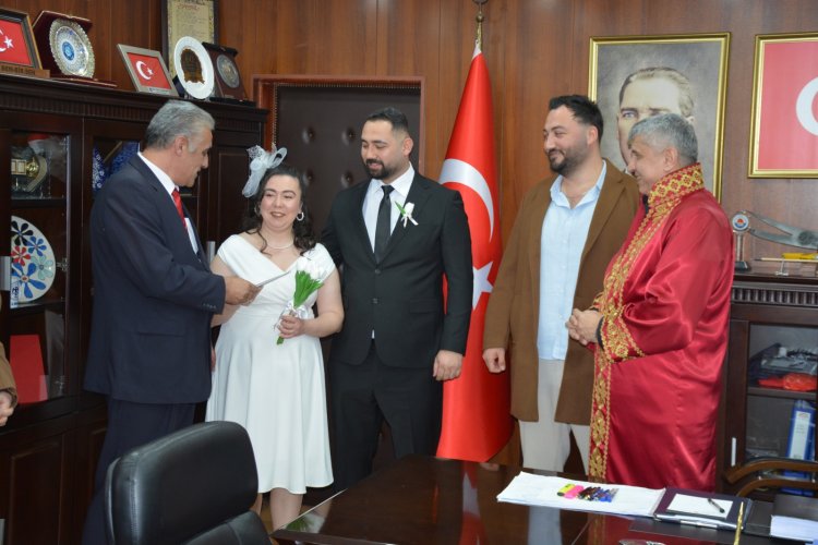 GENÇ ÇİFTİMİZE BİR ÖMÜR BOYU MUTLULUKLAR DİLERİZ...