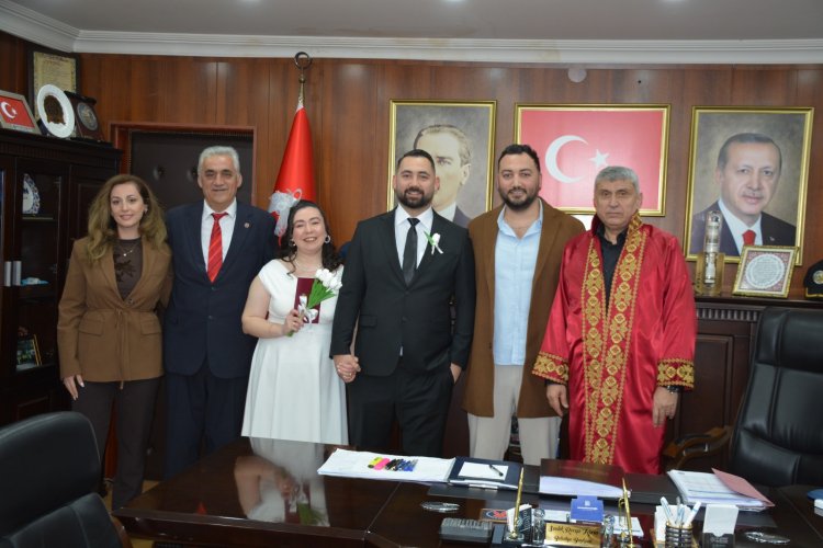 GENÇ ÇİFTİMİZE BİR ÖMÜR BOYU MUTLULUKLAR DİLERİZ...