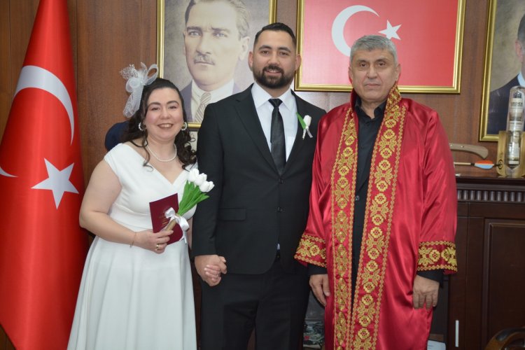 GENÇ ÇİFTİMİZE BİR ÖMÜR BOYU MUTLULUKLAR DİLERİZ...