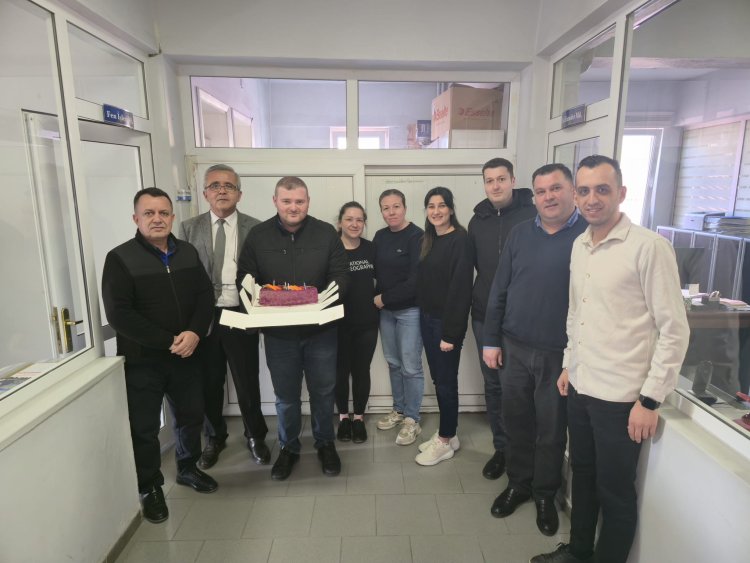 BELEDİYE BAŞKANIMIZ SADIK RECEP KARA BELEDİYE PERSONELİMİZ EMRE ONAYİNDOĞUM GÜNÜNÜ UNUTMADI...