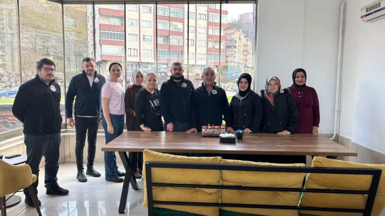 BELEDİYE BAŞKANIMIZ SADIK RECEP KARA BELEDİYE PERSONELİMİZ FİKRET ÇELEPÇİNİN DOĞUM GÜNÜNÜ UNUTMADI...