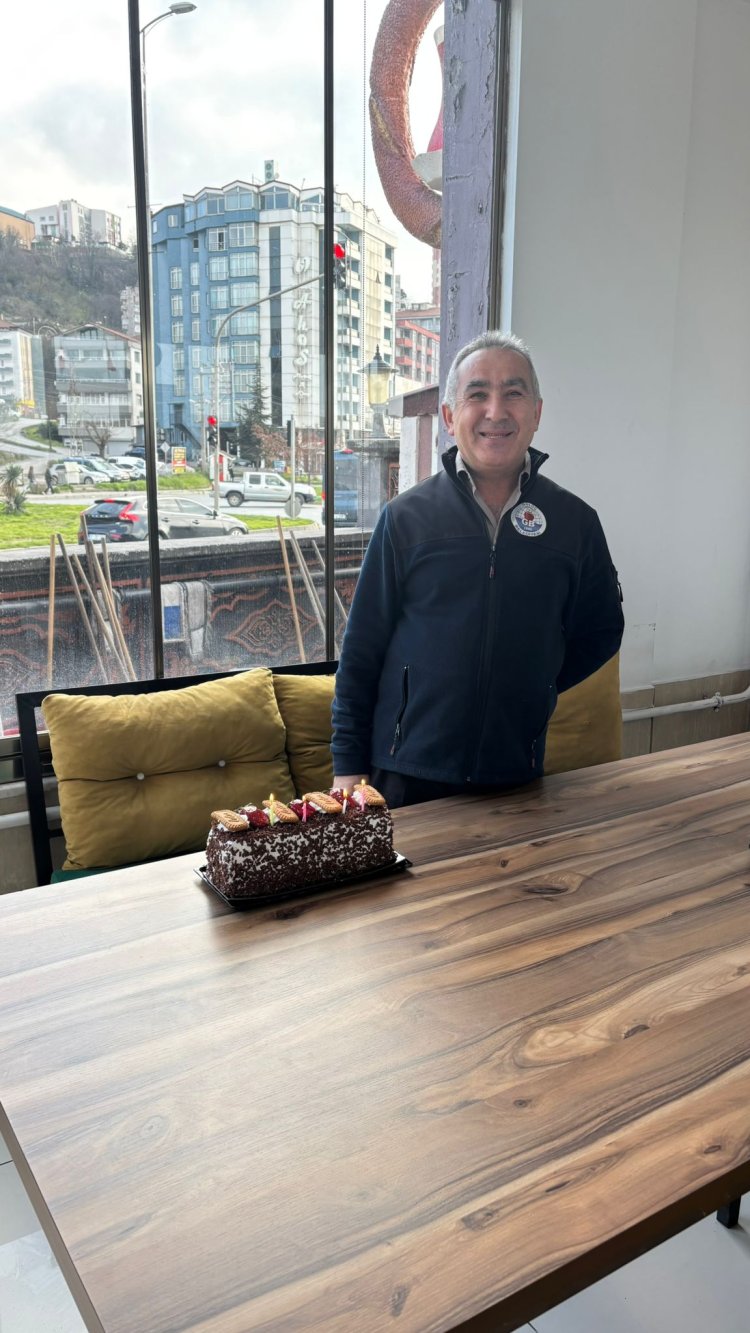 BELEDİYE BAŞKANIMIZ SADIK RECEP KARA BELEDİYE PERSONELİMİZ FİKRET ÇELEPÇİNİN DOĞUM GÜNÜNÜ UNUTMADI...