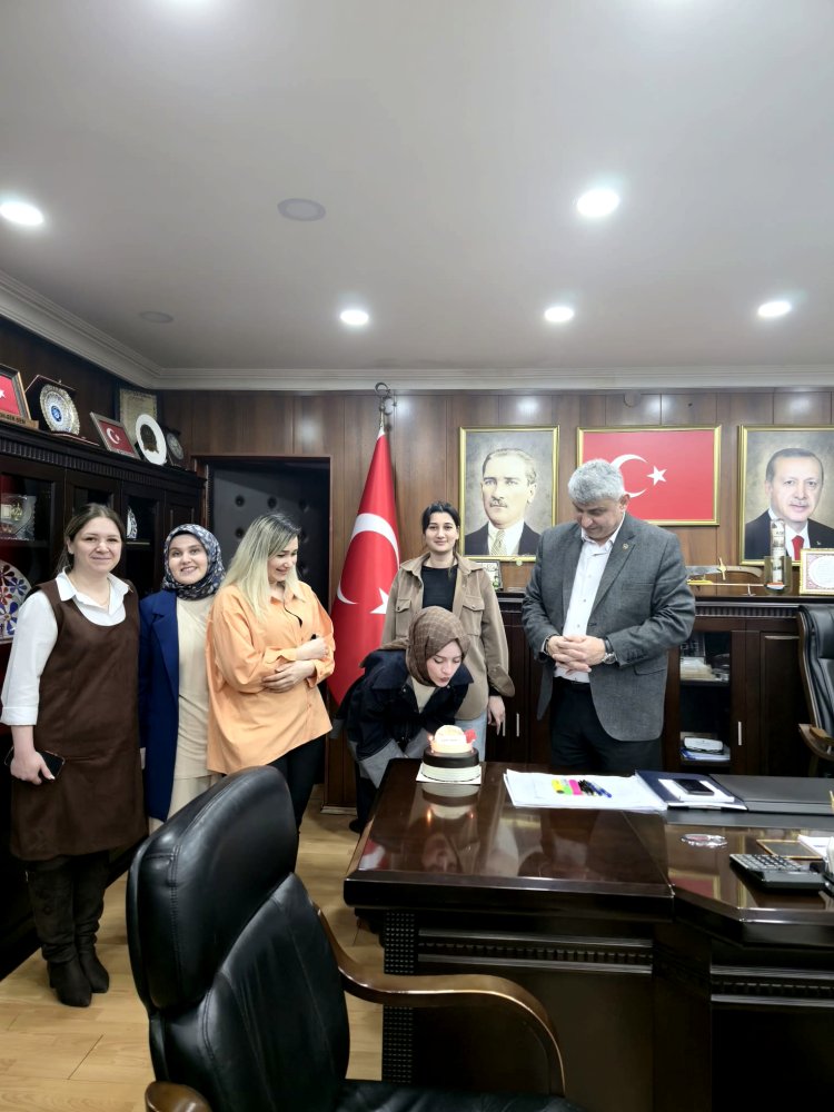 BELEDİYE BAŞKANIMIZ SADIK RECEP KARA BELEDİYE PERSONELİMİZ SELVANUR FİDANGÜL'ÜN DOĞUM GÜNÜNÜ UNUTMADI