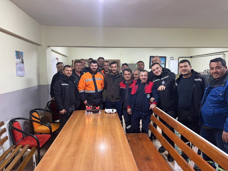 BELEDİYE BAŞKANIMIZ SADIK RECEP KARA BELEDİYE PERSONELİMİZ FURKAN KARA'NIN DOĞUM GÜNÜNÜ UNUTMADI...