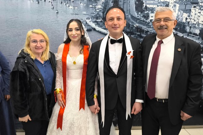 GENÇ ÇİFTİMİZE BİR ÖMÜR BOYU MUTLULUKLAR DİLERİZ...