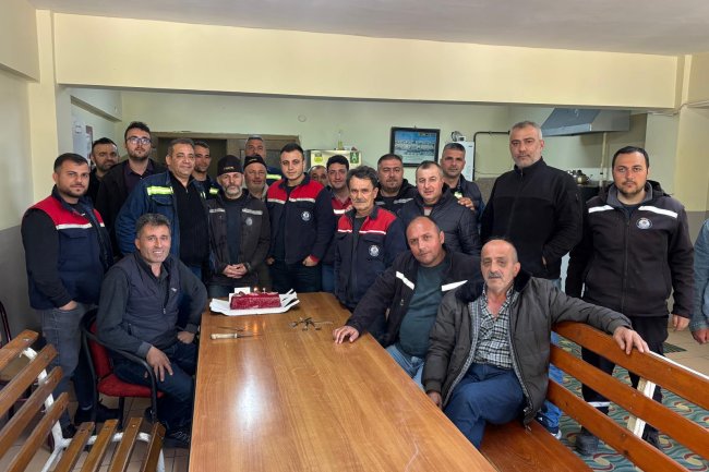 BELEDİYE BAŞKANIMIZ SADIK RECEP KARA BELEDİYE PERSONELİMİZ ERKAN YILDIZIN DOĞUM GÜNÜNÜ UNUTMADI...