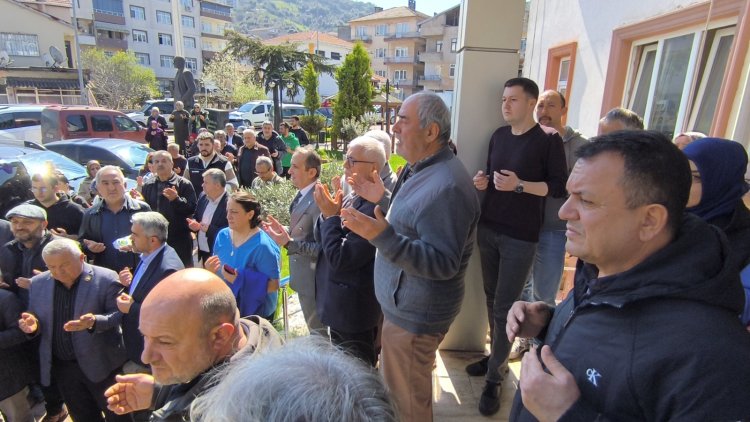 BELEDİYE BAŞKANIMIZ SADIK RECEP KARA VE MECLİS ÜYELERİMİZİ UMRE YOLCULUĞUNA UĞURLANDI
