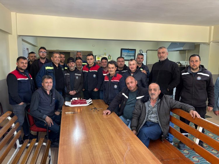 BELEDİYE BAŞKANIMIZ SADIK RECEP KARA BELEDİYE PERSONELİMİZ ERKAN YILDIZIN DOĞUM GÜNÜNÜ UNUTMADI...