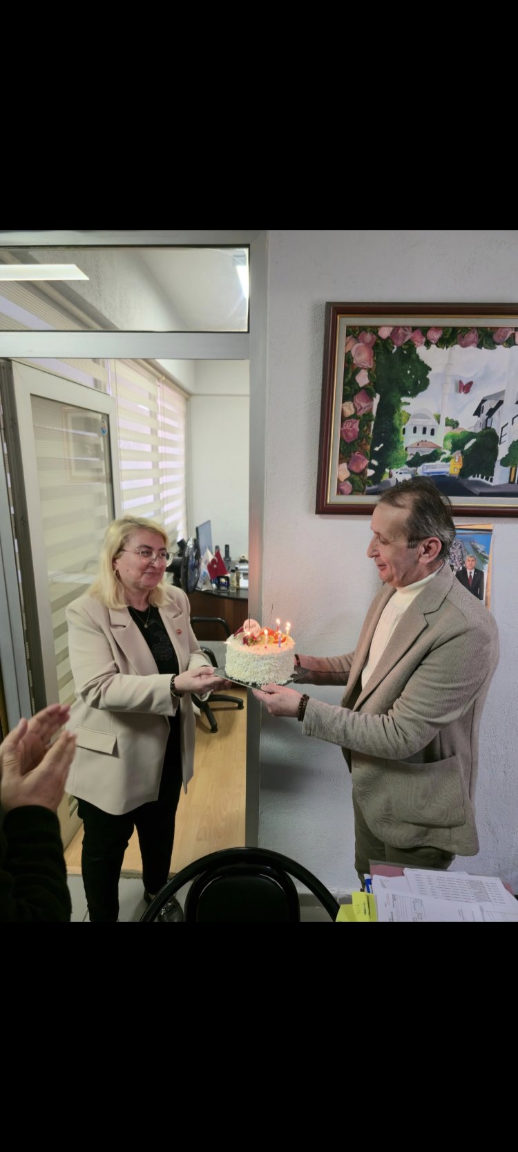 BELEDİYE BAŞKANIMIZ SADIK RECEP KARA BELEDİYEMİZ PERSONELİ MALİ İŞLER MÜDÜRÜMÜZ ŞÜKRÜ DEMİRKOL'UN DOĞUM GÜNÜNÜ UNUTMADI...