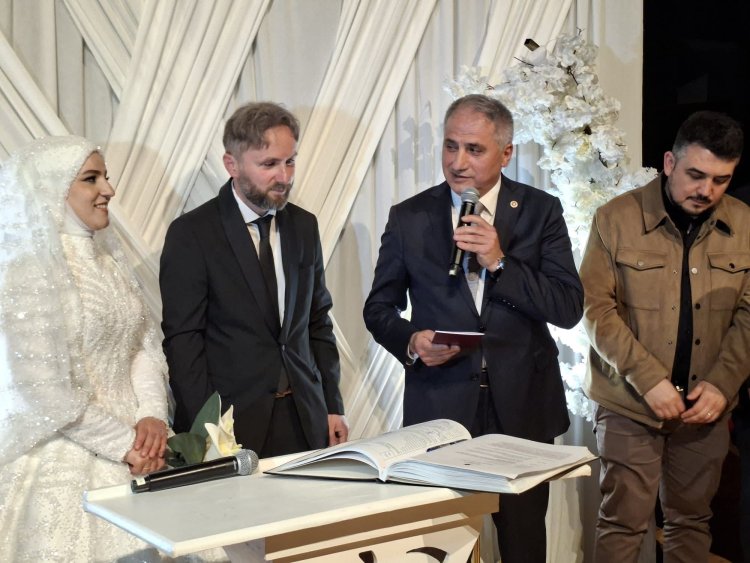 GENÇ ÇİFTİMİZE BİR ÖMÜR BOYU MUTLULUKLAR DİLERİZ...