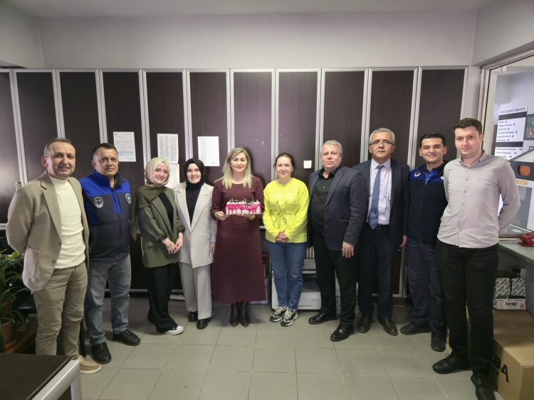 BELEDİYE BAŞKANIMIZ SADIK RECEP KARA BELEDİYEMİZ PERSONELİ ŞİFA UÇARIN DOĞUM GÜNÜNÜ UNUTMADI