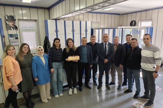 BELEDİYE BAŞKANIMIZ SADIK RECEP KARA BELEDİYEMİZ PERSONELİ SALİHA DANIŞMAZ'IN DOĞUM GÜNÜNÜ UNUTMADI...