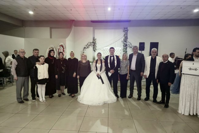 GENÇ ÇİFTİMİZE BİR ÖMÜR BOYU MUTLULUKLAR DİLERİZ..