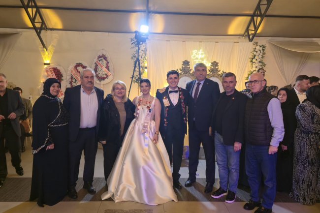 GENÇ ÇİFTİMİZE BİR ÖMÜR BOYU MUTLULUKLAR DİLERİZ...