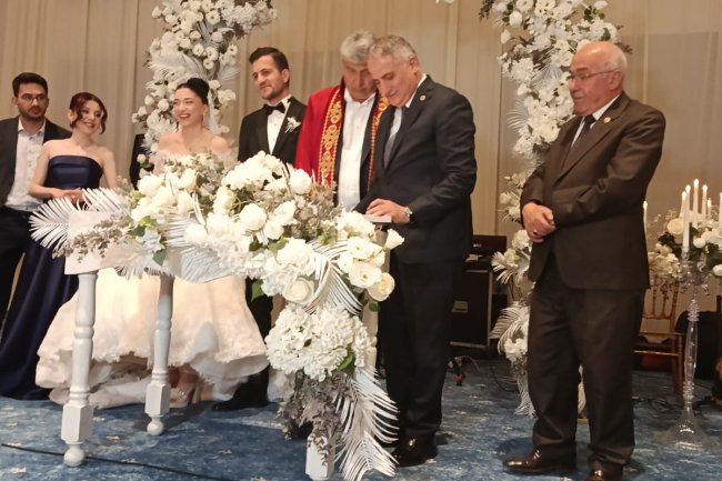 GENÇ ÇİFTİMİZE BİR ÖMÜR BOYU MUTLULUKLAR DİLERİZ...