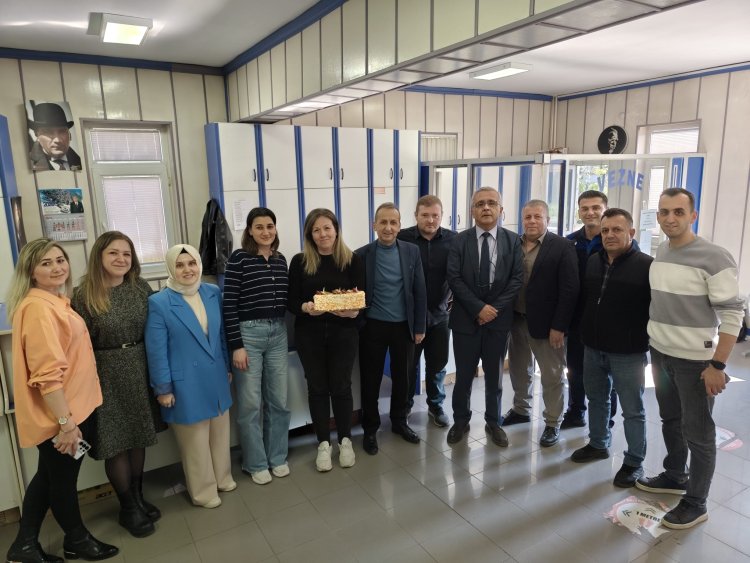BELEDİYE BAŞKANIMIZ SADIK RECEP KARA BELEDİYEMİZ PERSONELİ SALİHA DANIŞMAZ'IN DOĞUM GÜNÜNÜ UNUTMADI...