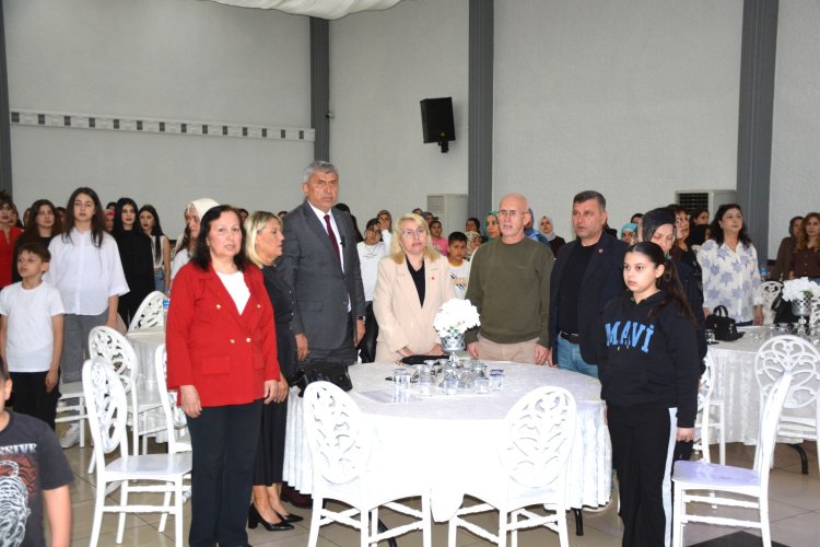 ANNELER GÜNÜ PROGRAMI GÜLÜÇ BELEDİYESİ DÜĞÜN SALONUNDA DÜZENLENDİ...