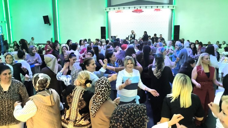 ANNELER GÜNÜ PROGRAMI GÜLÜÇ BELEDİYESİ DÜĞÜN SALONUNDA DÜZENLENDİ...