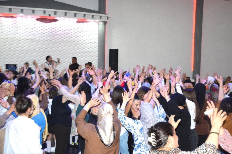 ANNELER GÜNÜ PROGRAMI GÜLÜÇ BELEDİYESİ DÜĞÜN SALONUNDA DÜZENLENDİ...