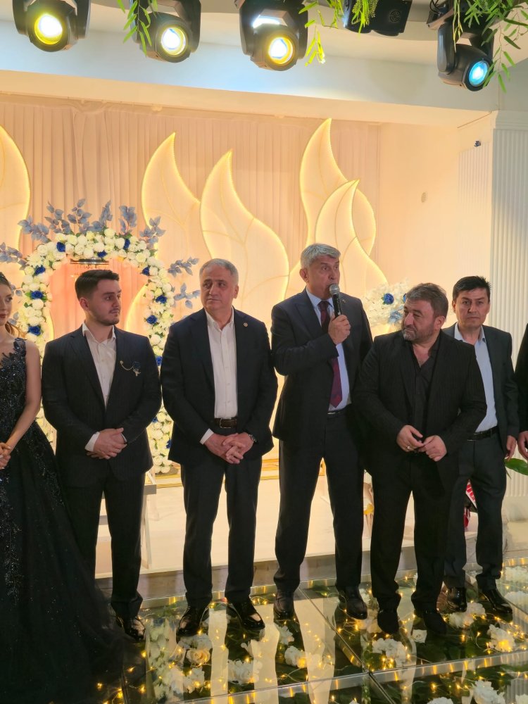 GENÇ ÇİFTİMİZE BİR ÖMÜR BOYU MUTLULUKLAR DİLERİZ...