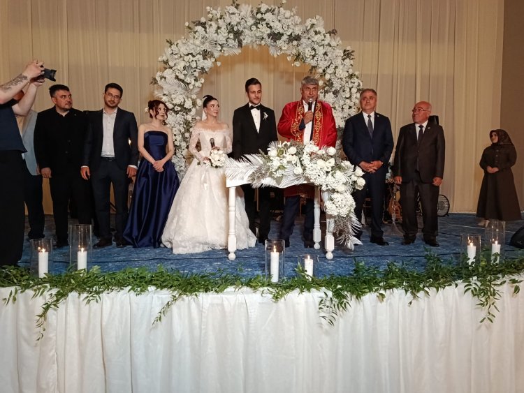 GENÇ ÇİFTİMİZE BİR ÖMÜR BOYU MUTLULUKLAR DİLERİZ...
