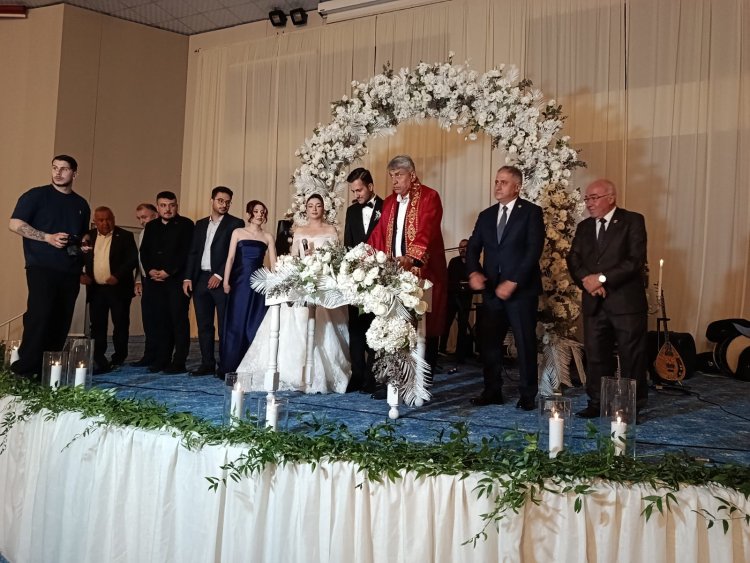 GENÇ ÇİFTİMİZE BİR ÖMÜR BOYU MUTLULUKLAR DİLERİZ...